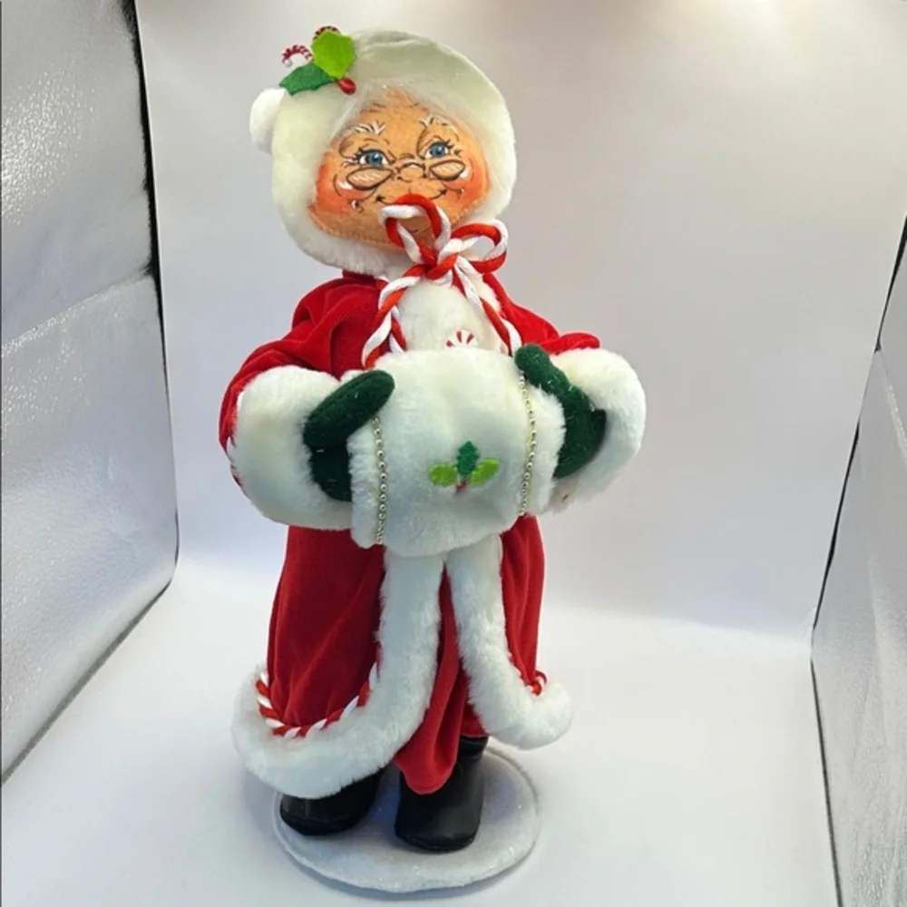 Annalee Mrs Claus with furry muff